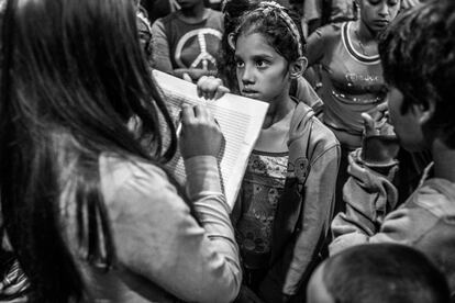 Una niña espera para recibir donaciones de comida en una iglesia en El Cementario, un distrito en el sur de Caracas. La escasez de alimentos es una situación común en Venezuela. Algunas cifras indican que la mayoría de los venezolanos solo come dos comidas al día y es común ver a las personas buscando algo que llevarse a la boca en la basura.