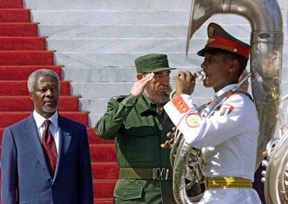 El líder cubano Fidel Castro saluda al secretario general de la ONU, Kofi Annan, en la cumbre del grupo de los 77, celebrada en La Habana, en 2000.