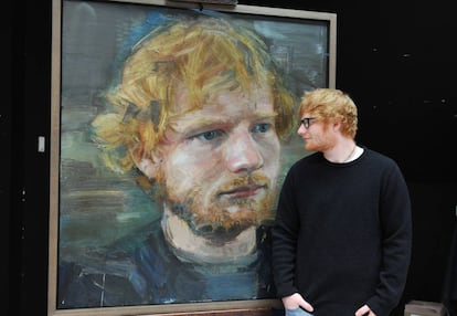 Ed Sheeran, junto al retrato pintado por Colin Davidson, en la National Portrait Gallery de Londres este martes.