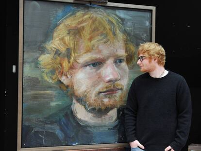 Ed Sheeran, junto al retrato pintado por Colin Davidson, en la  National Portrait Gallery de Londres este martes.