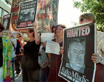 Manifestación de supervivientes de la masacre de 1995 en Srebrenica (Bosnia) muestran pancartas en una protesta conmemorativa del 4º aniversario de la matanza, en Sarajevo. El proceso contra el general Mladic ha tenido una especial carga simbólica para la población bosniaca, que le considera el brazo ejecutor de la masacre de Srebrenica, un genocidio reconocido como tal por la comunidad internacional.