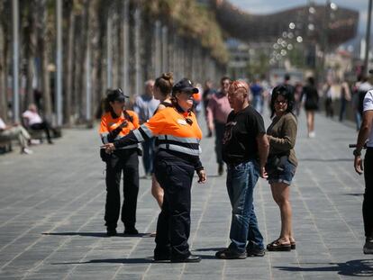 Agents cívics al passeig Marítim de Barcelona.