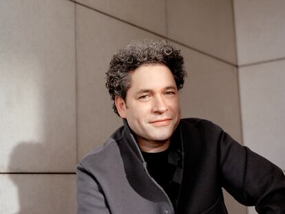 Gustavo Dudamel posa para ICON en su nuevo hogar, la Ópera de París, con cazadora Louis Vuitton.