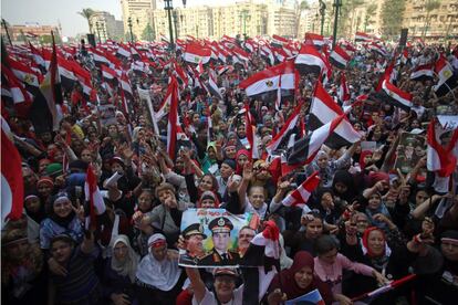 En la plaza Tahrir se han congregado varios miles de personas que celebraban la efem&eacute;ride mostrando su apoyo al ej&eacute;rcito egipcio, portando banderas e im&aacute;genes de Abdel Fat&aacute; al Sisi.
