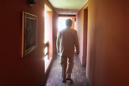 Uma imagem de Gabriel García Márquez caminhando de costas. Uma imagem feita em Cartagena das Índias, Colômbia, em janeiro de 2012.