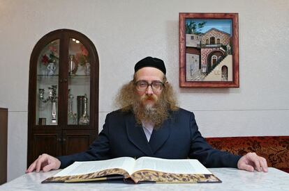 Meir Hirsh, en la imagen en su domicilio, es miembro del grupo antisionista Neturei Karta, radicado en Mea Shearim, que rechaza la vocación modernizadora impuesta en Israel por grupos que niegan su anclaje en las tradiciones radicales. En su casa hay un cartel que reza: "Aquí vive un judío, no un sionista".