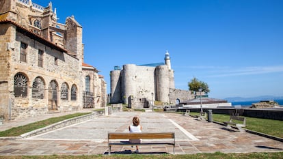 Vista del castillo medieval y de la iglesia de Santa María de la Asunción, en Castro Urdiales (Cantabria).