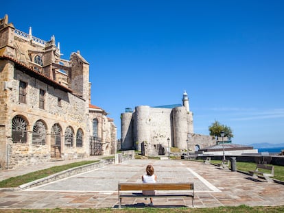 Vista del castillo medieval y de la iglesia de Santa María de la Asunción, en Castro Urdiales (Cantabria).