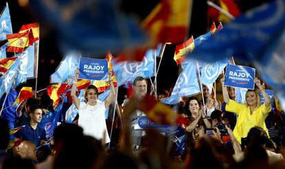 Mariano Rajoy en el fin de campaña, junto a Dolores de Cospedal y Cristina Cifuentes en la Plaza de Colón, en Madrid.