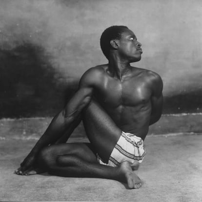 Peter Dodoo, discípulo del maestro de yoga Mr. Strong, en el estudio del artista, Ever Young Studio. Jamestown, Acra, 1955.