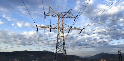 Una torre de transporte de energía perteneciente a Red Eléctrica.