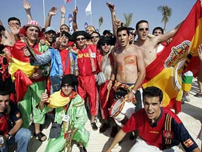 Aficionados españoles, con muchas monteras taurinas, expresan su optimismo en las inmediaciones del estadio de Faro.