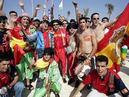 Aficionados españoles, con muchas monteras taurinas, expresan su optimismo en las inmediaciones del estadio de Faro.