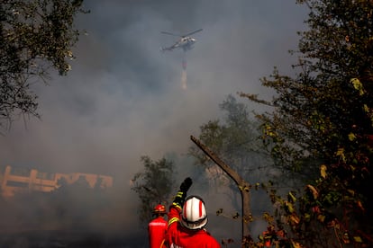 Un helicóptero lanza agua para extinguir el incendio de Penalva do Castelo, en Portugal, este lunes.