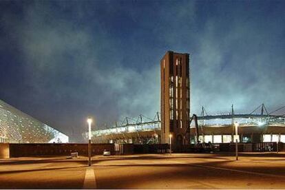 Entre el Palasport de Arata Isozaki y el renovado Estadio Olímpico (a la derecha) se ha acondicionado un amplio espacio público.