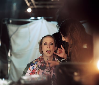 Un momento del trabajo de maquillaje para caracterizar a Ingrid García-Jonsson como Tamara.