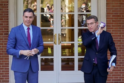 Pedro Sánchez y Alberto Núñez Feijóo atendían a los fotógrafos el jueves en La Moncloa.