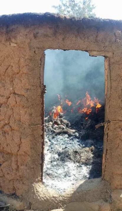 Casas incendiadas por Boko Haram en Guitnasd, Camerún.