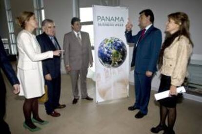 La subdelegada del Gobierno en Zamora, Clara San Damián; el presidente de Valbusenda, Simón García Taboada; el embajador de Panamá en España, Roberto Arango; el presidente de la Diputación de Zamora, Fernando Martínez Maillo y la secretaria primera de las Cortes de Castilla y León, Isabel Alonso, conversan momentos de participar en el primer Encuentro de Networking Empresarial Panamá celebrado hoy en la localidad zamorana de Peleagonzalo.