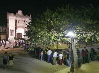 Colas para entrar al Museo Arqueológico, ayer a las 23.00 en Sevilla.