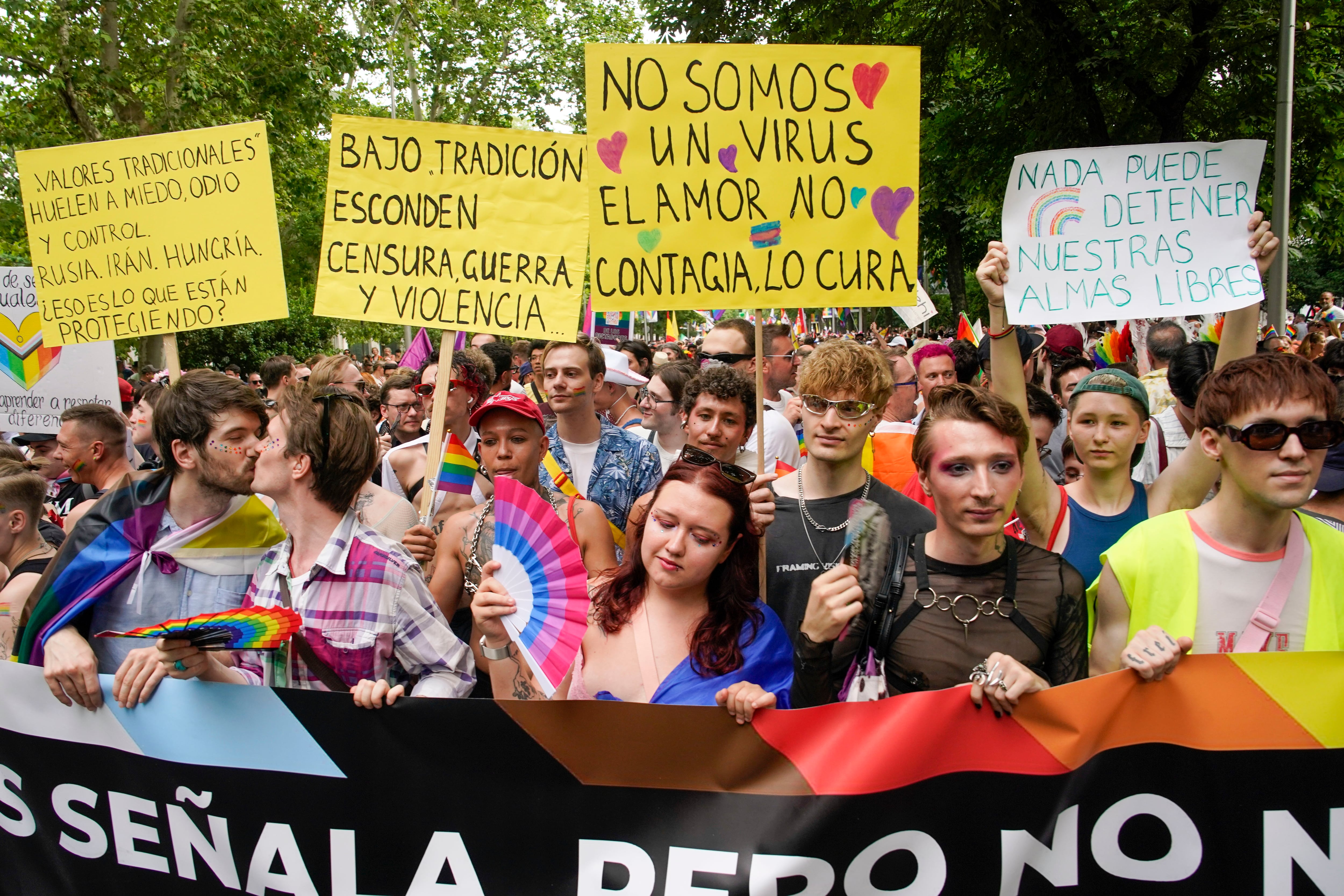 El desfile y la manifestación del Orgullo LGTBIQ+ en Madrid, en imágenes