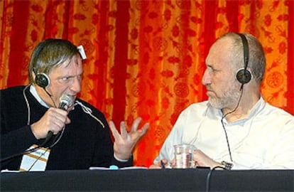 Luigi Ciotti y el iraquí Jawad Mahdi al Khalesi, ayer en París.