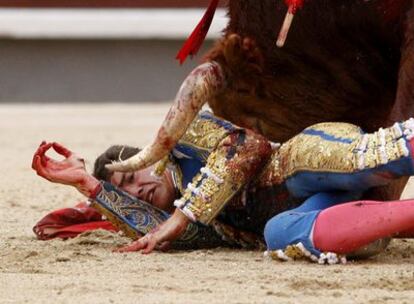 Daniel Luque sufre un revolcón ayer en su segundo toro en Las Ventas.