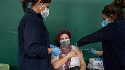 Vacunación en el frontón Lakua de Vitoria (Álava), a primeros de abril.