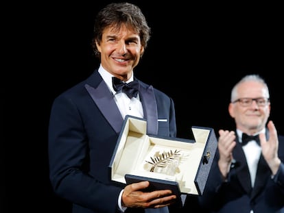 Tom Cruise recibe una Palma de Oro de Honor de manos de Thierry Frémaux, delegado general del festival.