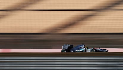 Lewis Hamilton rueda con su monoplaza de Mercedes GP.