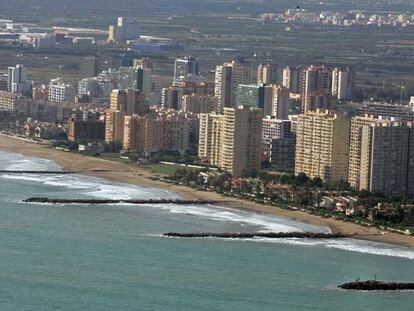 Bloques de viviendas construidas en el litoral de la Pobla de Farnals.