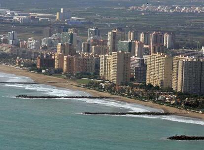 Bloques de viviendas construidas en el litoral de la Pobla de Farnals.