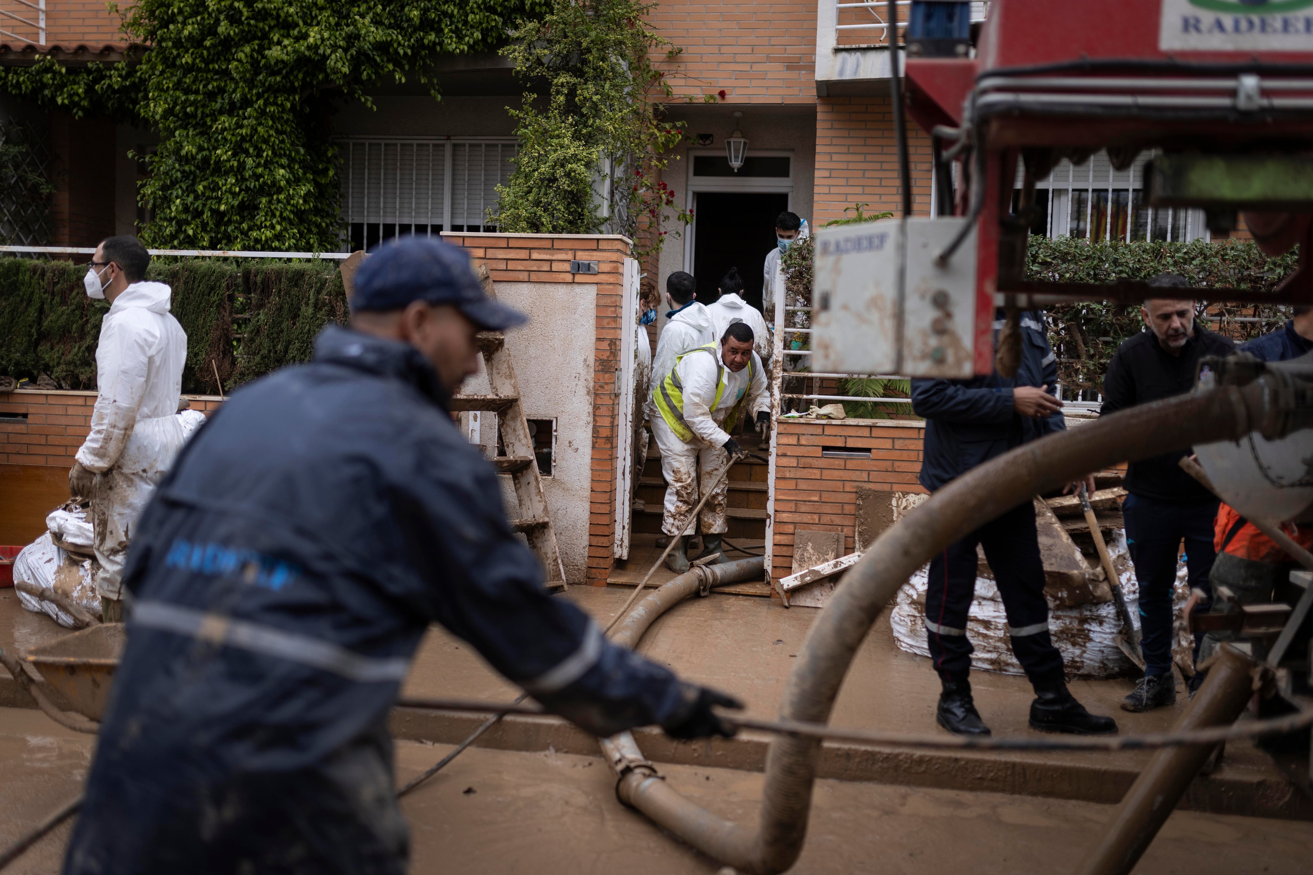 Marruecos socorre a Valencia en la limpieza del alcantarillado: “Son soldados del Sáhara que trabajan sin comer y sin parar” 