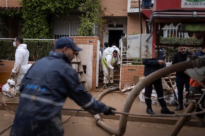 Operarios marroques trabajando en Alfafar.