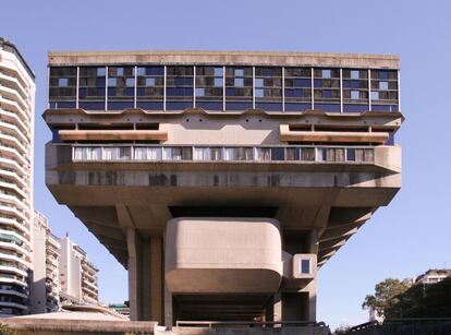 Buenos Aires tem mais ícones, além de Evita ou Jorge Luis Borges. Um deles é Clorindo Testa, o arquiteto responsável pela Biblioteca Nacional da Argentina: "O mais belo e feio edifício da cidade", segundo os próprios moradores em uma pesquisa, Testa deixou sua marca no Centro Cultural Recoleta ou no Antigo Banco de Londres, entre outros prédios da cidade, mas esta massa brutalista é a mais famosa (inaugurada em 1992), através da qual milhares de cidadãos vão diariamente ao bairro da Recoleta, para consultar suas mais de 800.000 obras. São 45.000 metros quadrados, dos quais 4.000 são para salas de leitura. <b>Em que prestamos atenção?</b> O edifício emerge da praça como um cogumelo, mas seu real valor arquitetônico está dentro, todo o seu armazenamento é subterrâneo, o que faz com que seu crescimento seja ilimitado.