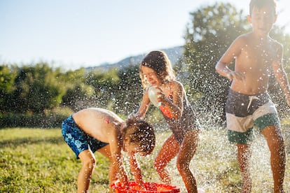 Montar una guerra de globos de agua en el parque es fresco, barato y relajante.