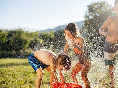 Montar una guerra de globos de agua en el parque es fresco, barato y relajante.