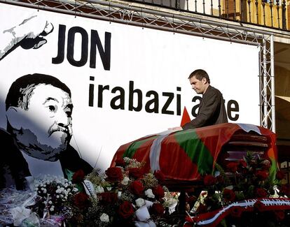 El líder de Batasuna, Arnaldo Otegi, toca el feretro con los restos mortales de Jon Idigoras durante el homenaje que la izquierda abertzale celebró el 5 de junio de 2005 en el Ayuntamiento de Amorebieta. Jon Idigoras, histórico dirigente de Herri Batasuna , falleció a los 69 años, tras una larga enfermedad pulmonar.