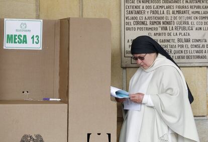 Una monja ejerce su derecho al voto