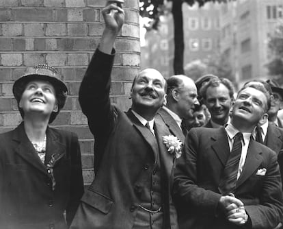 El líder laborista británico Clement Attlee (en el centro), en una foto de 1945.