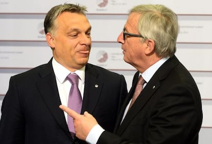 El primer ministro húngaro, Viktor Orbán (a la izquierda) con el expresidente de la Comisión Europea, Jean Claude Juncker, en Riga (Letonia) en 2015. Orbán y Juncker forman parte de la misma familia política europea, el Partido Popular Europeo.