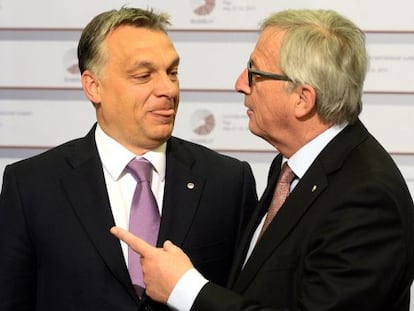 Juncker (derecha) recibe a Orban, este viernes en Riga.