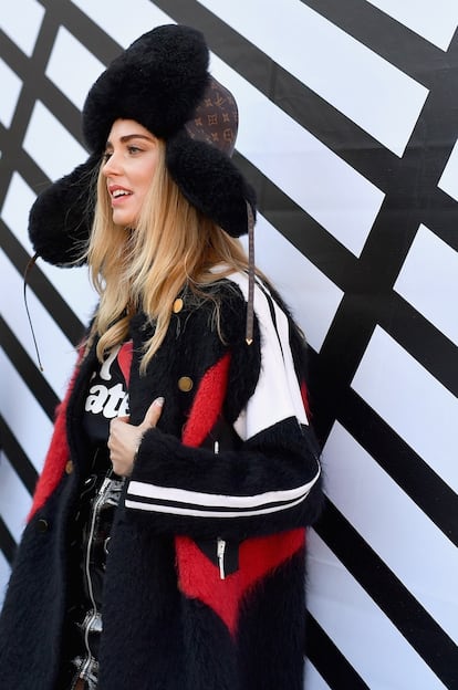 El 50% del calor corporal se pierde por la cabeza y la mejor solución es cubrirla con accesorios XXL como este gorro de pelo que lleva Chiara Ferragni. Lo firma Louis Vuitton.