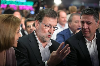 Rajoy rodejat per Cospedal i Albiol, a la convenci&oacute; de Barcelona. 