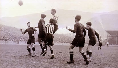 Bata remata de cabeza durante el partido Athletic-Barcelona del 8 de febrero de 1931.
