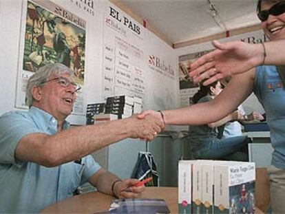 Mario Vargas Llosa firma ejemplares, ayer, en la caseta de EL PAÍS, en la Feria del Libro.

 / GORKA LEJARCEGI