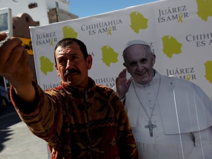 Un hombre se toma una selfie en Ciudad Juárez.