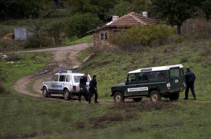 La policía fronteriza búlgara patrulla la zona del incidente.