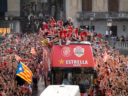 Los jugadores del Girona FC y del Basquet Girona celebran con la afición el ascenso a la Primera División del fútbol español y a la Liga Endesa de Baloncesto, este lunes en las calles de Girona.