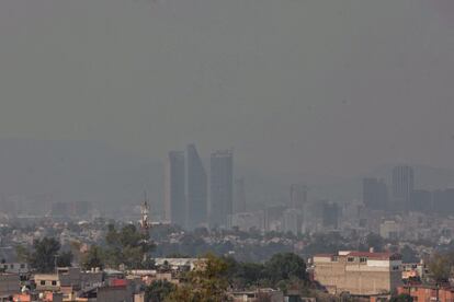 La Ciudad de México entró en una etapa de emergencia ambiental en marzo pasado, cuando el Gobierno decretó la primera contingencia ambiental en 14 años, luego de tres semanas en que no mejoraba la calidad del aire.